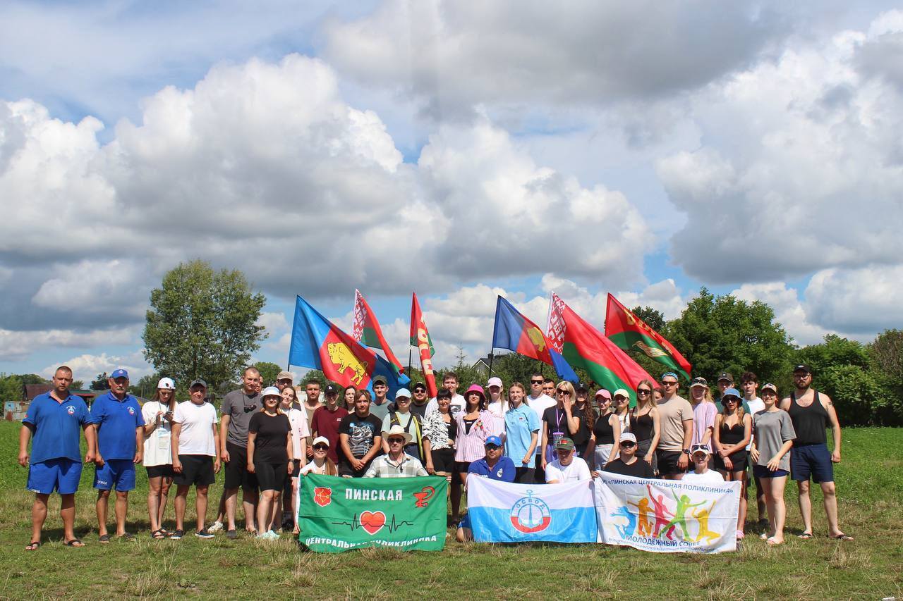 Одна река, одна память: Брестская молодежь объединилась в сплаве на байдарках в честь 80-летия Победы.